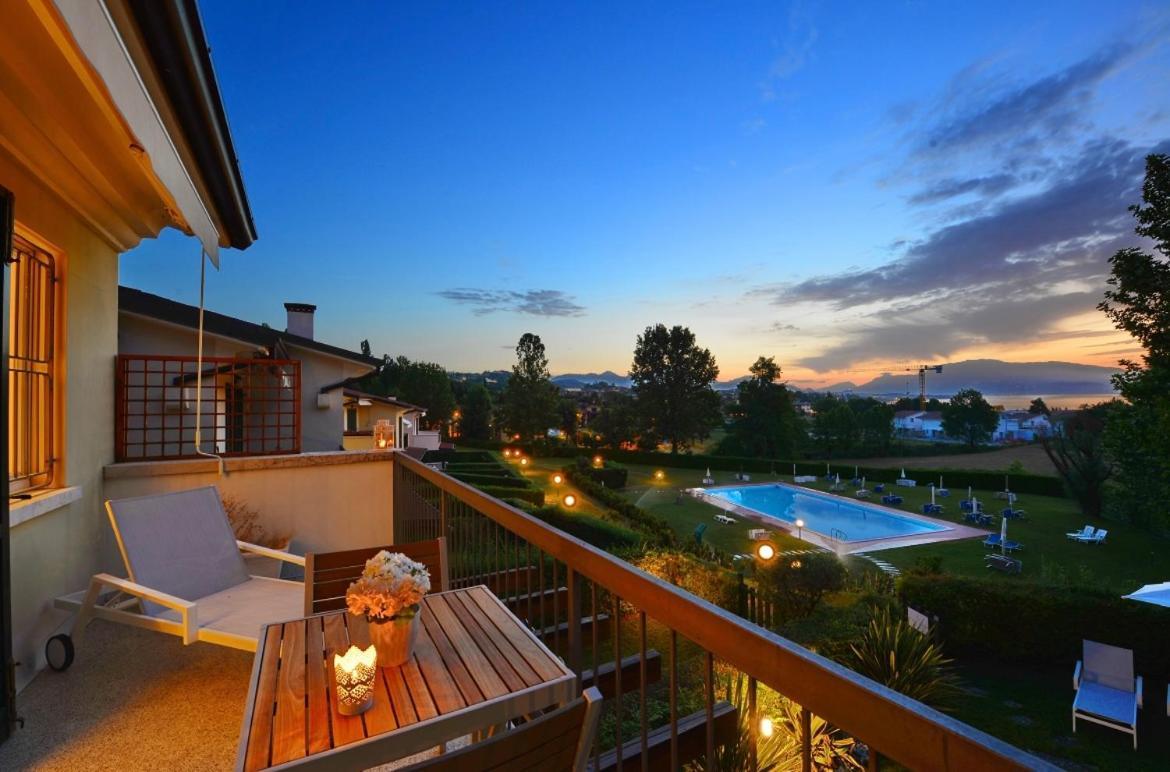 Italia Living Villa パデンゲ・スル・ガルダ エクステリア 写真